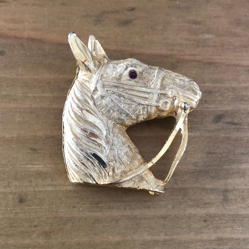 Horse head pin